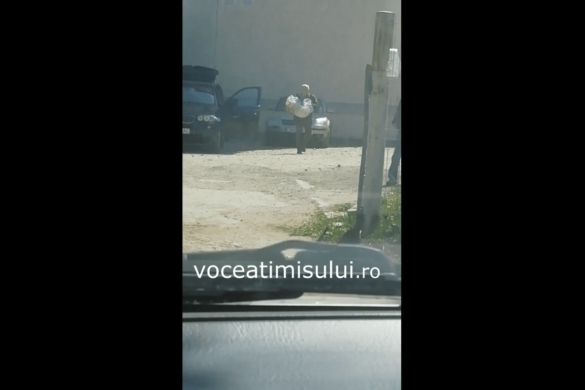 Flagrant video! Parcarea Direcției Sanitar-Veterinare Timiș, piață neautorizată pentru produsele pascale livrate direct în portbagajele inspectorilor pentru siguranța alimentelor