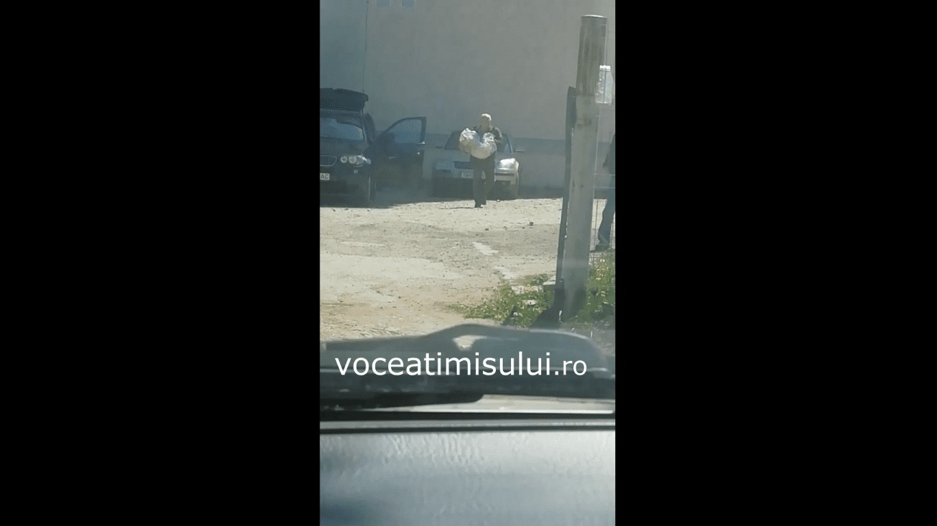 Flagrant video! Parcarea Direcției Sanitar-Veterinare Timiș, piață neautorizată pentru produsele pascale livrate direct în portbagajele inspectorilor pentru siguranța alimentelor