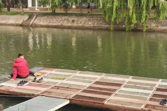 Mafia imaginară de pe mal se uită la canotorii… de pe mal