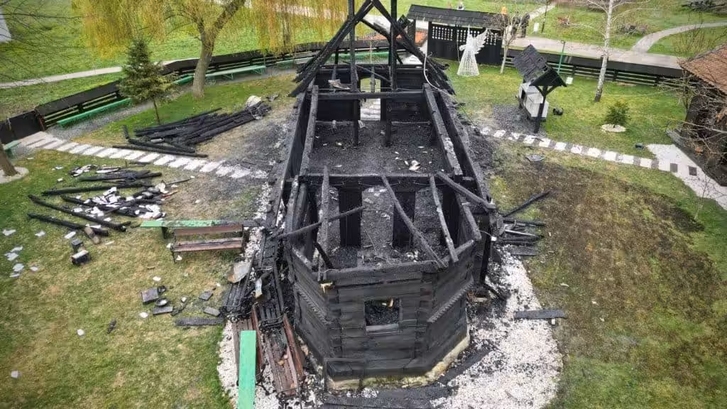 Tragedie la Muzeul Satului Bănățean: Biserica de lemn din Topla, distrusă complet de flăcări