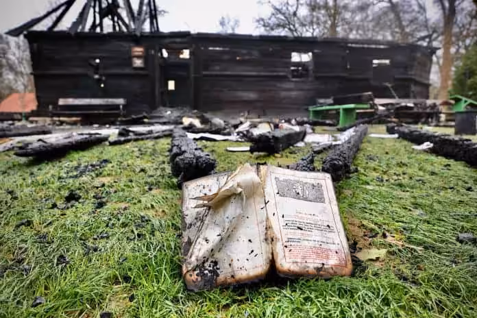 Tragedie la Muzeul Satului Bănățean: Biserica de lemn din Topla, distrusă complet de flăcări Tragedie la Muzeul Satului Bănățean: Biserica de lemn din Topla, distrusă complet de flăcări