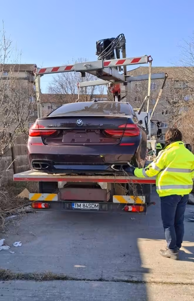 Tot mai multe mașini abandonate, ridicate de pe domeniul public. Peste 300 de autovehicule, înlăturate de la începutul anului