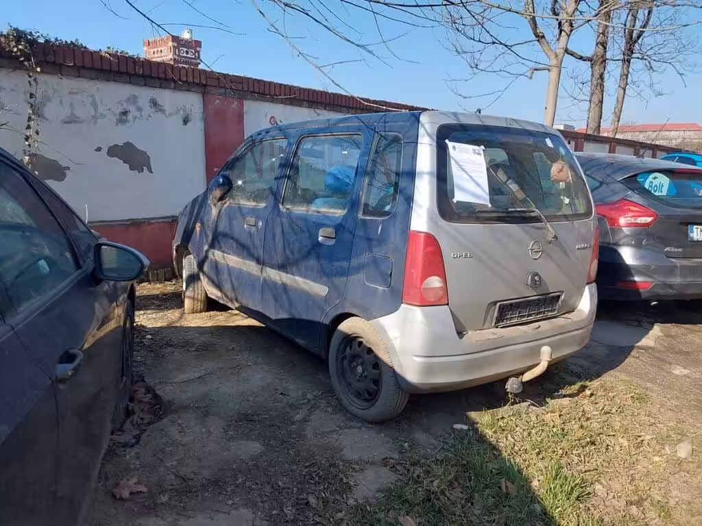 Tot mai multe mașini abandonate, ridicate de pe domeniul public. Peste 300 de autovehicule, înlăturate de la începutul anului