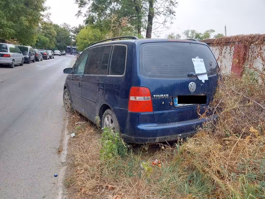 Tot mai multe mașini abandonate, ridicate de pe domeniul public. Peste 300 de autovehicule, înlăturate de la începutul anului
