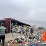 10.10.2024, Autovehicul supraîncarcat cu deseuri amestecate, rezidual si reciclabil rasturnat pe sosea la iesirea din Timisoara în drum spre groapa de depozitare a deseurilor de la Ghizela.
