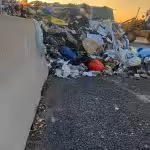 10.10.2024, Autovehicul supraîncarcat cu deseuri amestecate, rezidual si reciclabil rasturnat pe sosea la iesirea din Timisoara în drum spre groapa de depozitare a deseurilor de la Ghizela. 5