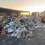 10.10.2024, Autovehicul supraîncarcat cu deseuri amestecate, rezidual si reciclabil rasturnat pe sosea la iesirea din Timisoara în drum spre groapa de depozitare a deseurilor de la Ghizela. 6