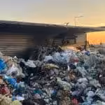 10.10.2024, Autovehicul supraîncarcat cu deseuri amestecate, rezidual si reciclabil rasturnat pe sosea la iesirea din Timisoara în drum spre groapa de depozitare a deseurilor de la Ghizela. 7
