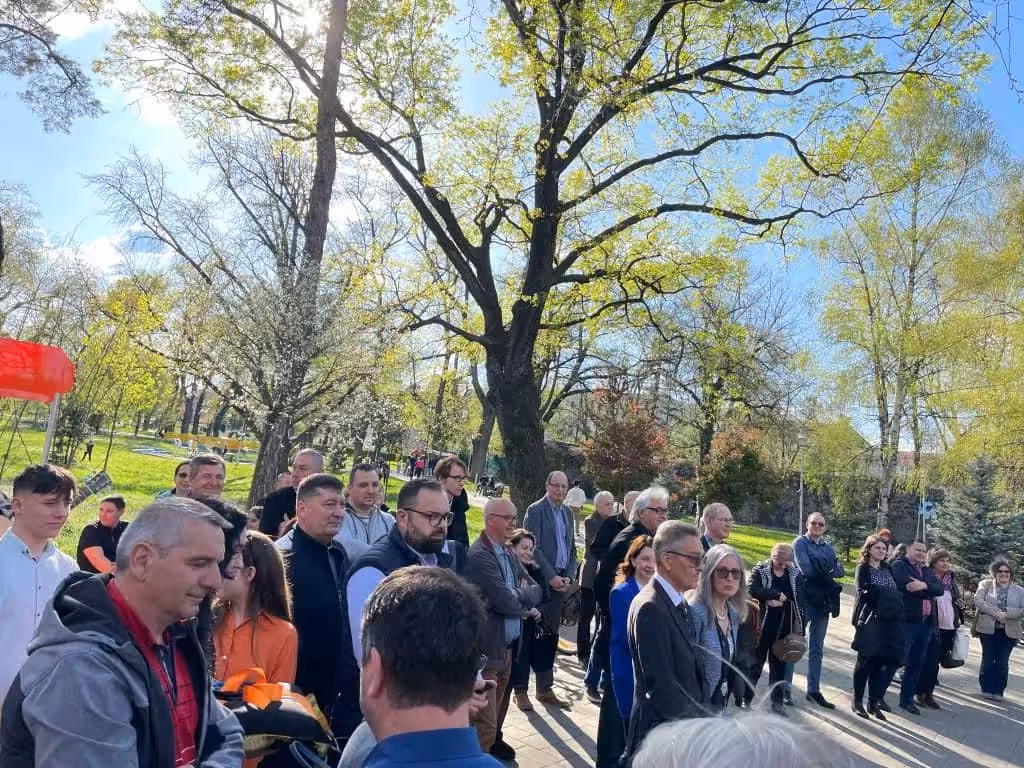 Casa de Sticlă și Orașul de Hârtie: Prioritățile absurde ale administrației Fritz