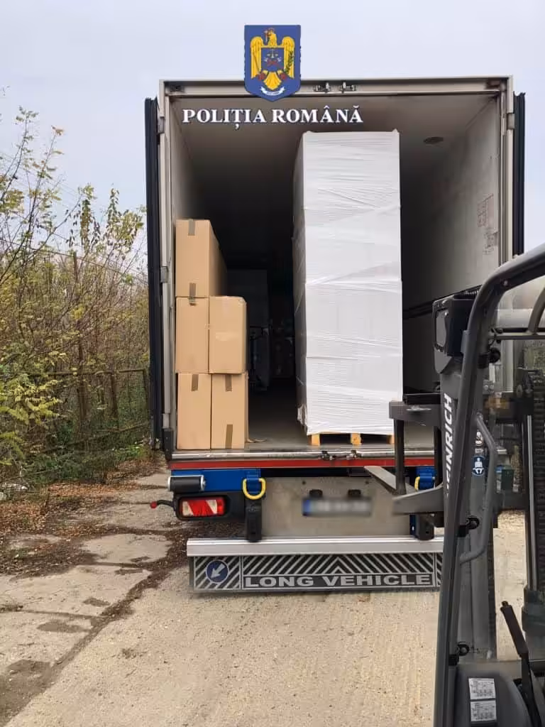 Rețea de contrabandiști, descoperită în flagrant lângă Timișoara: țigări de peste 4,7 milioane de lei abandonate pe câmp