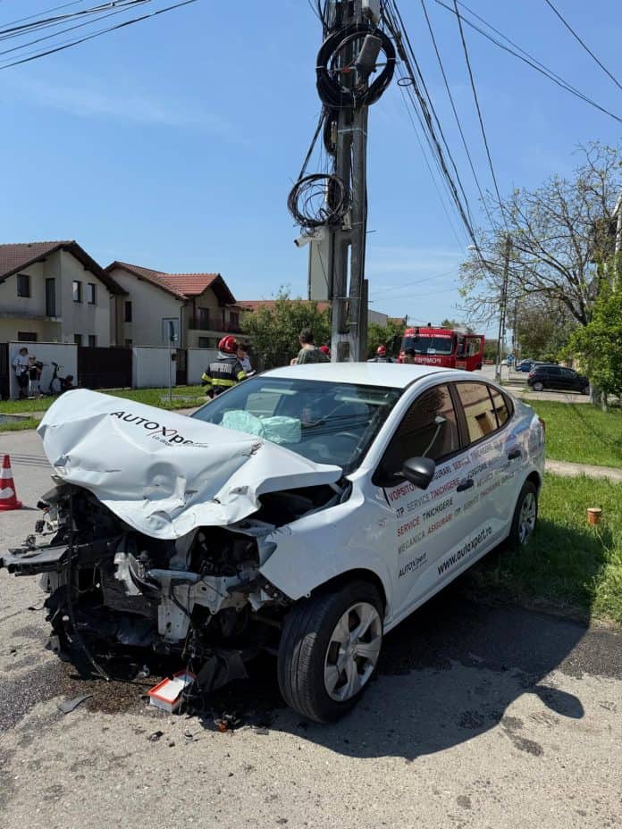 Accident grav la Giroc: Patru persoane, printre care doi copii, au ajuns la spital