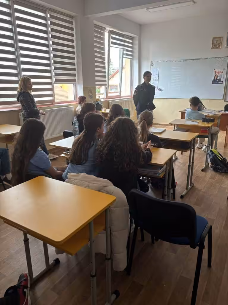 După incidentul grav de la Calderon, polițiștii iau măsuri preventive în școlile din Timiș: acțiuni la Colegiul Bănățean și Școala din Ghiroda