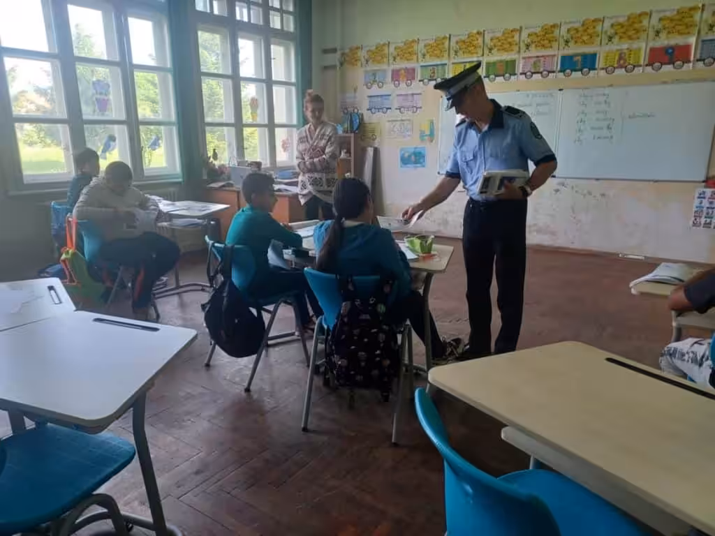 Violența, drogurile și pericolele online, explicate pe înțelesul copiilor. Polițiștii locali, față în față cu elevii timișoreni