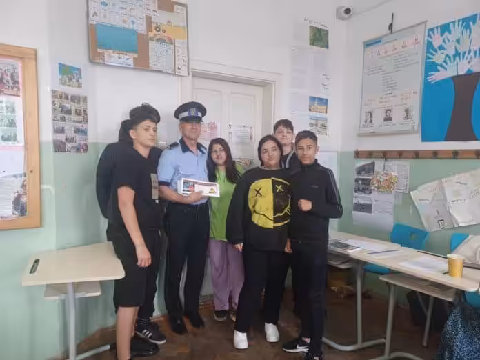 Violența, drogurile și pericolele online, explicate pe înțelesul copiilor. Polițiștii locali, față în față cu elevii timișoreni Violența, drogurile și pericolele online, explicate pe înțelesul copiilor. Polițiștii locali, față în față cu elevii timișoreni