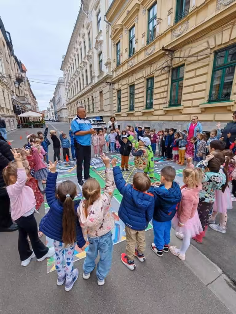 Violența, drogurile și pericolele online, explicate pe înțelesul copiilor. Polițiștii locali, față în față cu elevii timișoreni