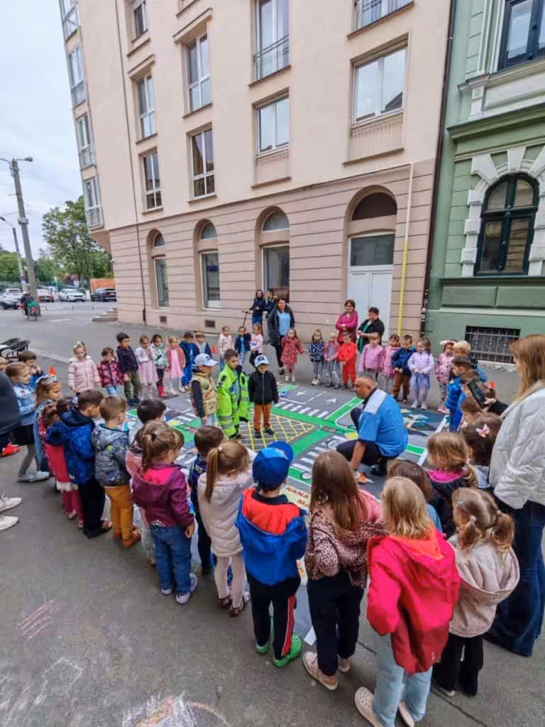 Violența, drogurile și pericolele online, explicate pe înțelesul copiilor. Polițiștii locali, față în față cu elevii timișoreni
