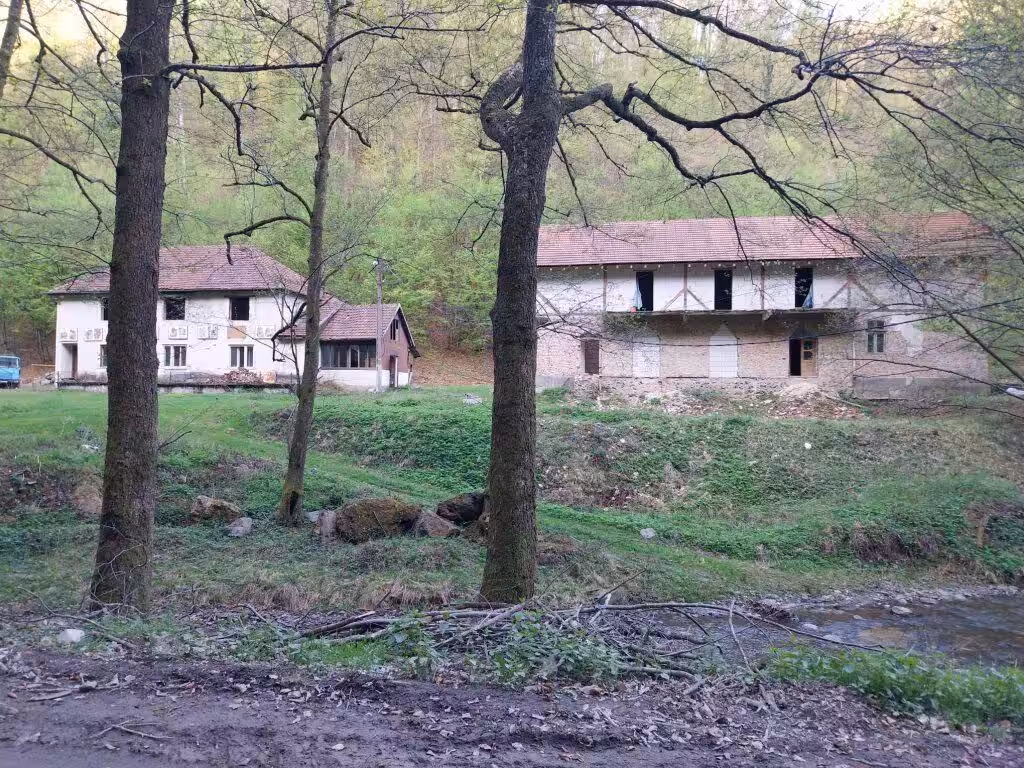 Tabăra școlară de la Nădrag renaște după un sfert de secol de abandon. CJ Timiș o preia pentru reabilitare cu fonduri europene