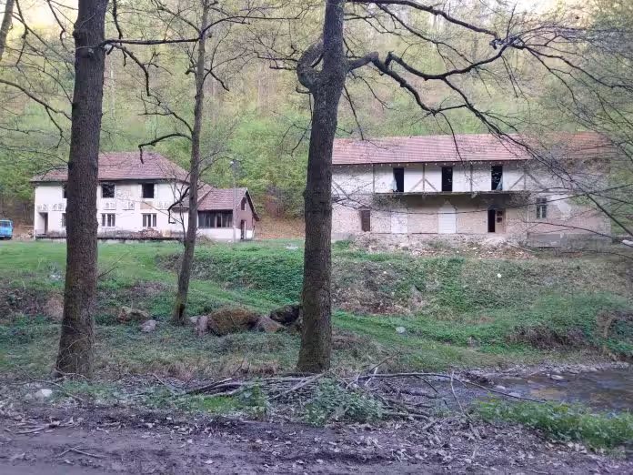 Tabăra școlară de la Nădrag renaște după un sfert de secol de abandon. CJ Timiș o preia pentru reabilitare cu fonduri europene Tabăra școlară de la Nădrag renaște după un sfert de secol de abandon. CJ Timiș o preia pentru reabilitare cu fonduri europene