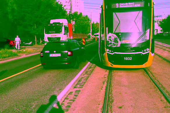 Accident grav pe bulevardul Liviu Rebreanu din Timișoara. Un biciclist a fost rănit după ce a fost lovit de un tramvai și proiectat într-un autoturism