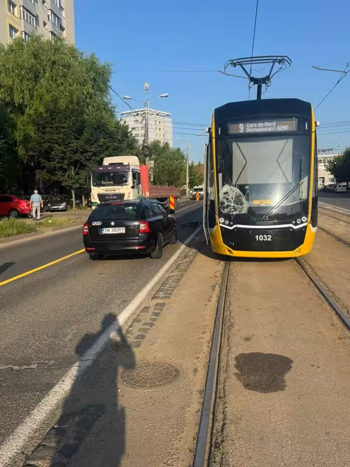 Accident grav pe bulevardul Liviu Rebreanu din Timișoara. Un biciclist a fost rănit după ce a fost lovit de un tramvai și proiectat într-un autoturism