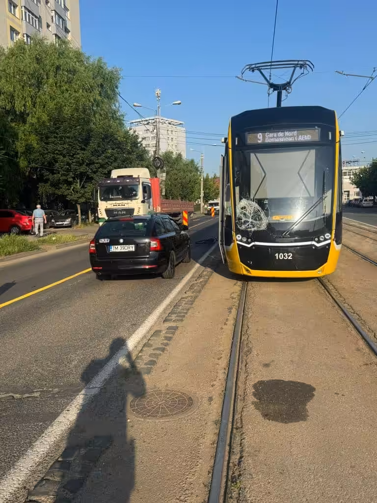 Accident grav pe bulevardul Liviu Rebreanu din Timișoara. Un biciclist a fost rănit după ce a fost lovit de un tramvai și proiectat într-un autoturism