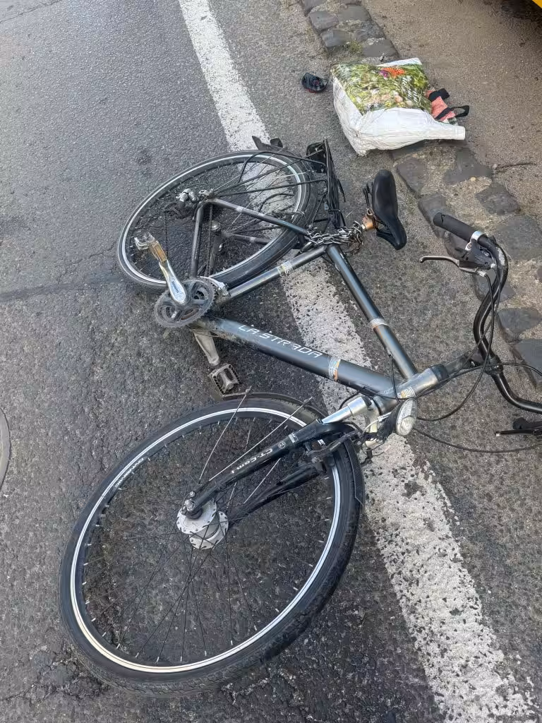 Accident grav pe bulevardul Liviu Rebreanu din Timișoara. Un biciclist a fost rănit după ce a fost lovit de un tramvai și proiectat într-un autoturism