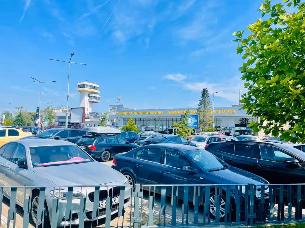 Lucrări de reparații la parcarea aeroportului din Timișoara. Pasagerii, sfătuiți să folosească transportul public