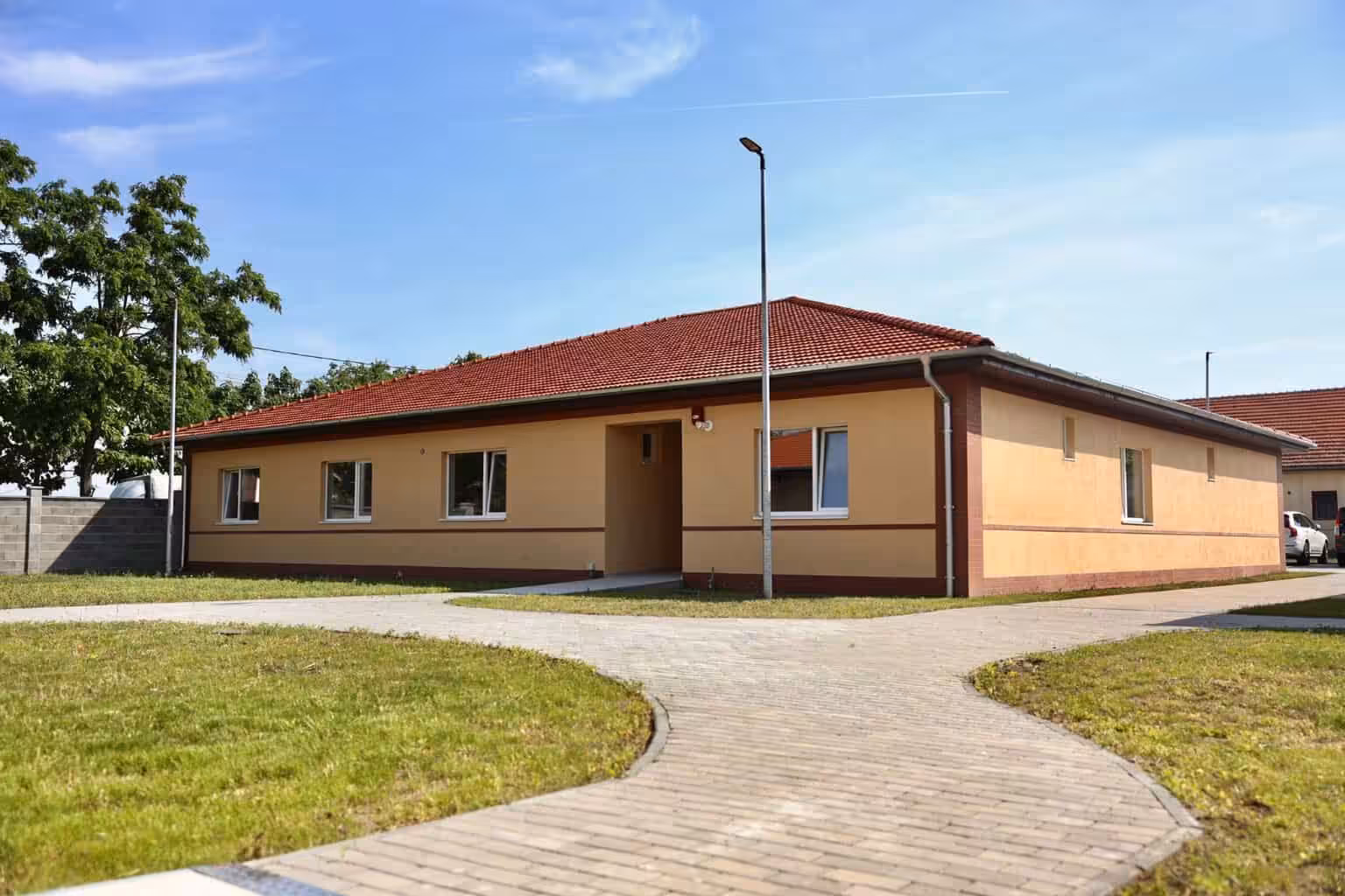 Trei locuințe protejate și un centru de zi modern, construite la Periam cu fonduri europene