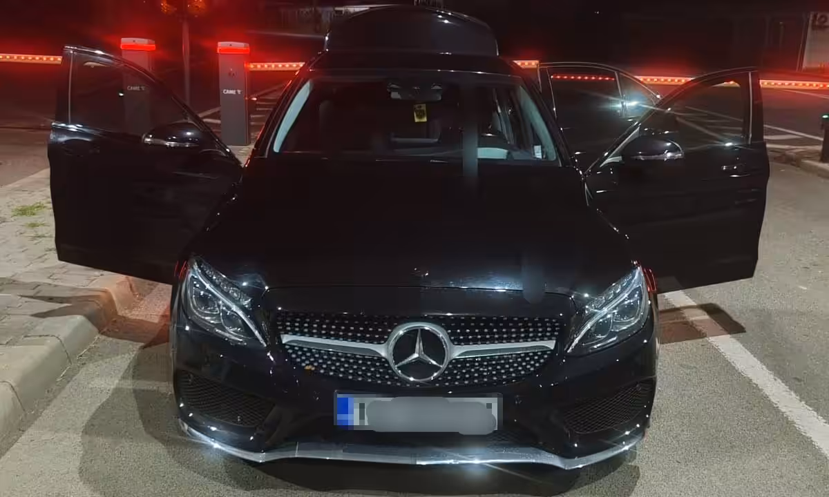 Mașină dată în urmărire internațională, descoperită la Moravița. Șoferul susține că „nu știa nimic”