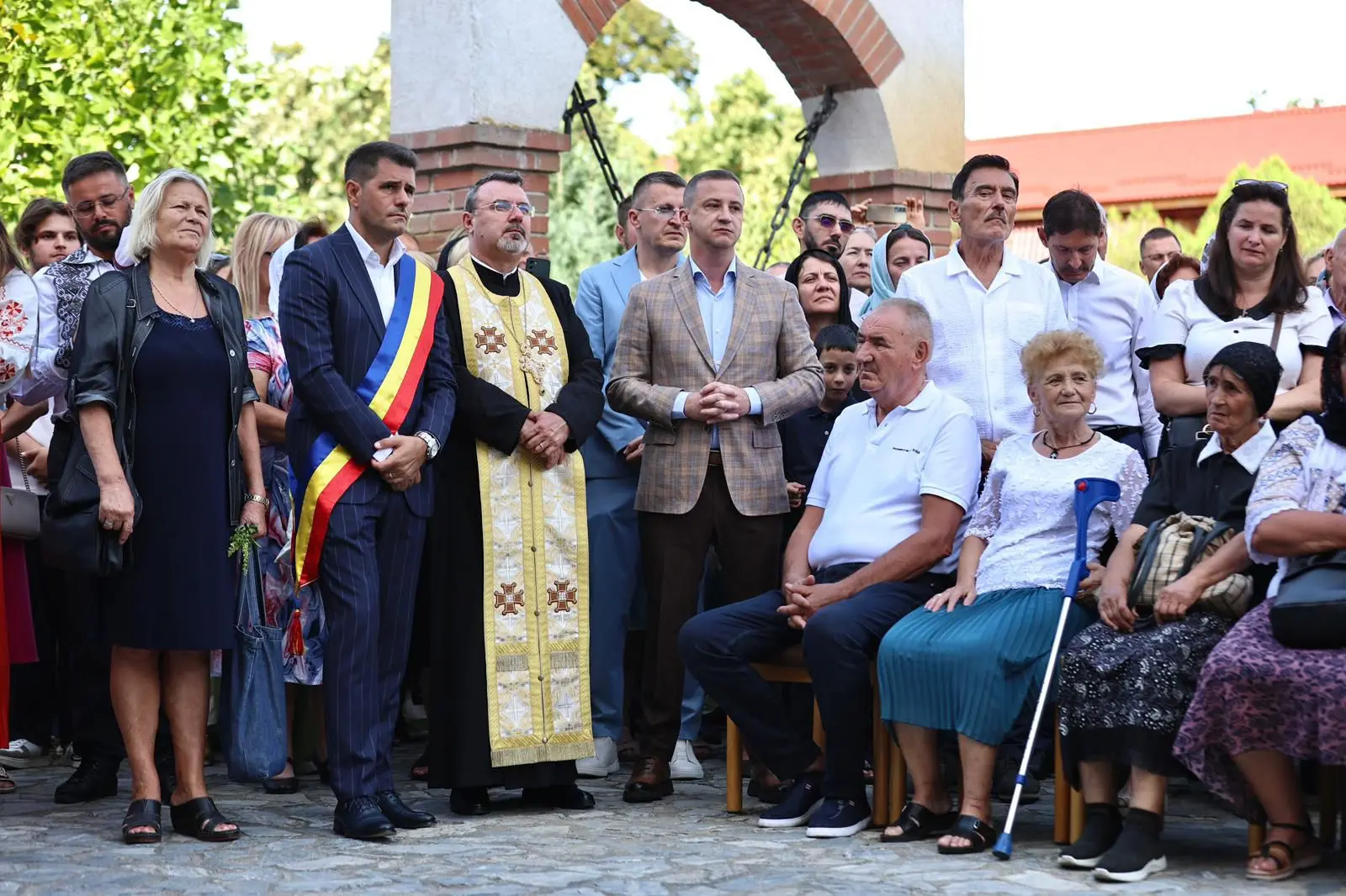 Alfred Simonis i-a ridicat pe politicieni de pe scaune la Mănăstirea Șag și a lăsat bătrânii să se așeze