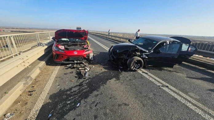 Accident frontal pe DN6 la Remetea Mare. Trei persoane au ajuns la spital după ce un șofer a intrat în coliziune cu o ambulanță privată