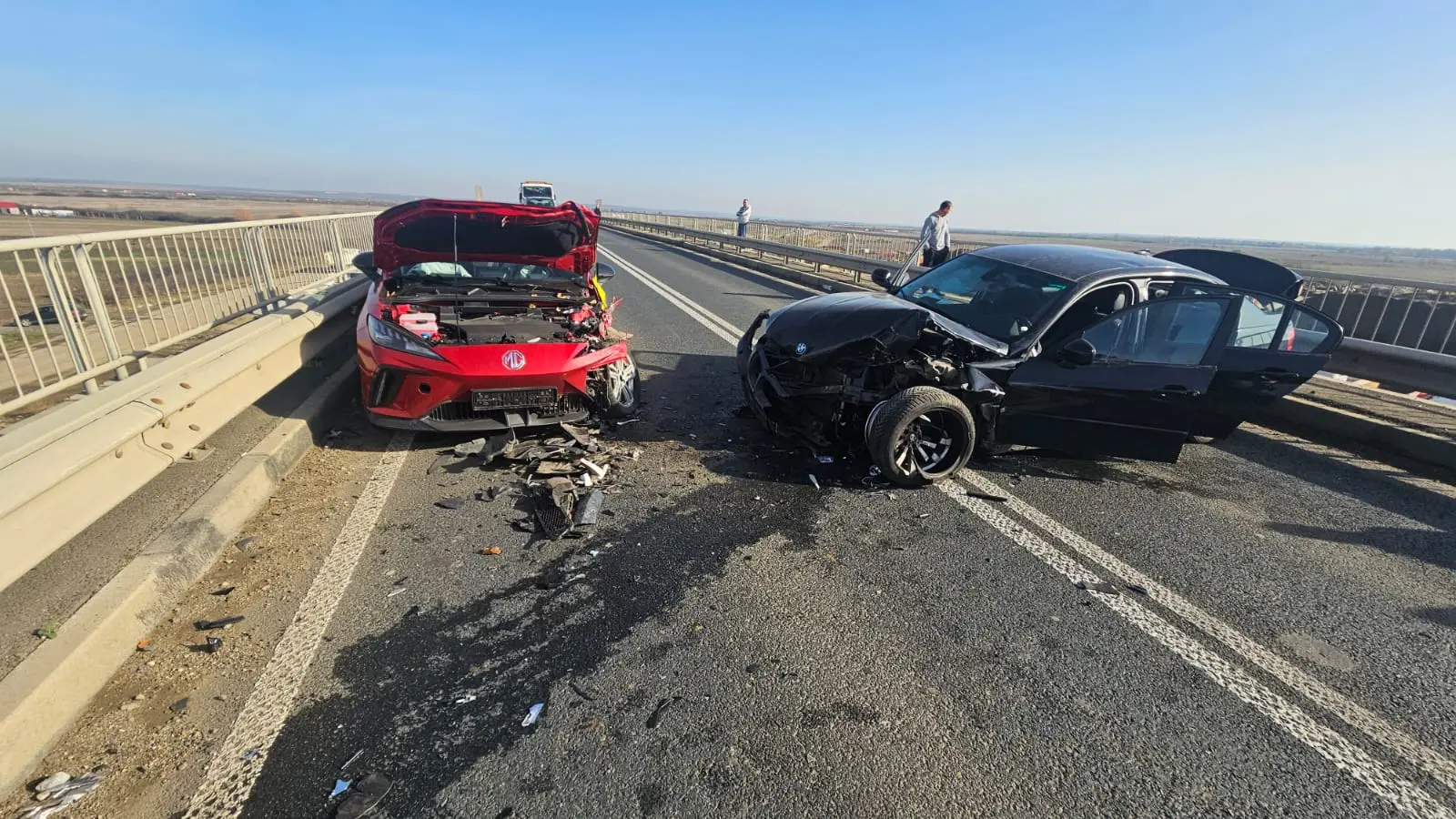 Accident frontal pe DN6 la Remetea Mare. Trei persoane au ajuns la spital după ce un șofer a intrat în coliziune cu o ambulanță privată