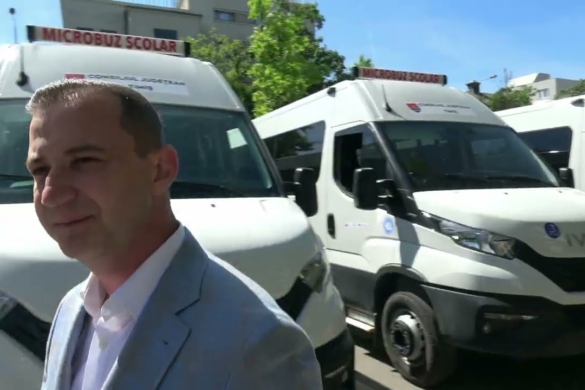 25 de microbuze școlare hibrid, predate primăriilor și școlilor speciale din Timiș