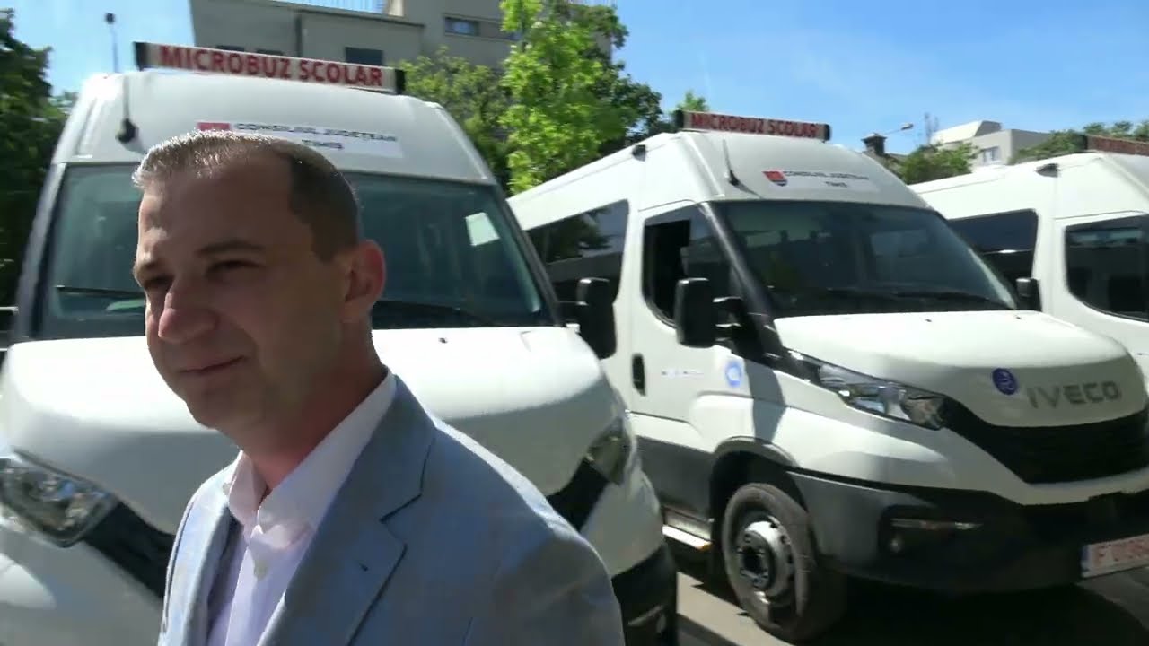 25 de microbuze școlare hibrid, predate primăriilor și școlilor speciale din Timiș