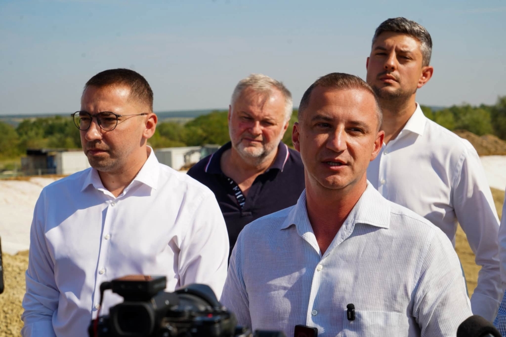 Alfred Simonis la depozitul de deșeuri Ghizela, în timpul vizitei la celula 3