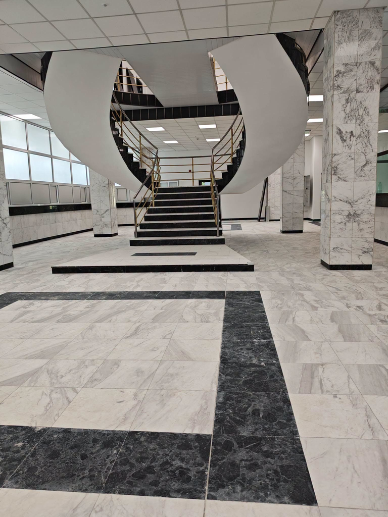 Scară interioară în clădirea administrativă renovată din Lugoj