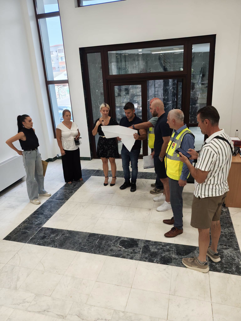 Reprezentanți ai administrației în interiorul clădirii renovate din Lugoj