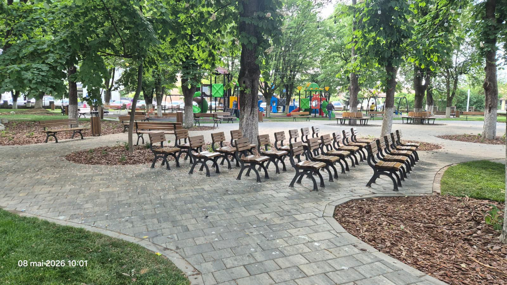 Alei și mobilier urban în parcul „Județul în Miniatură” din Moșnița Nouă