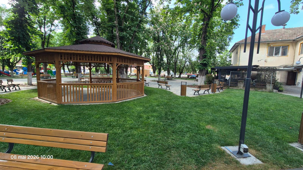 Foișor și spațiu verde amenajat în parcul din Moșnița Nouă