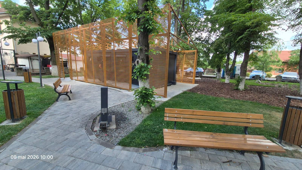 Amenajare din parcul „Județul în Miniatură” din Moșnița Nouă, cu structură din lemn și bancă