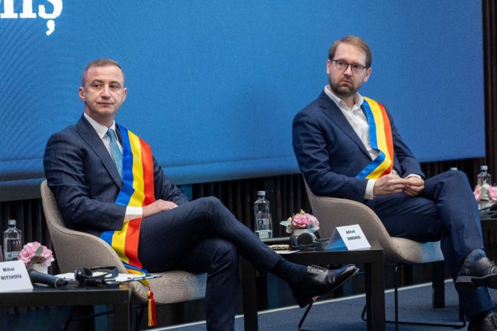 Dominic Fritz, primarul Timișoarei, cu eșarfa tricoloră, la o dezbatere publică