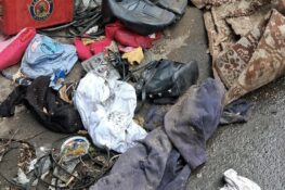Pubela neagră, tot mai plină de deșeuri care n-ar trebui să fie acolo