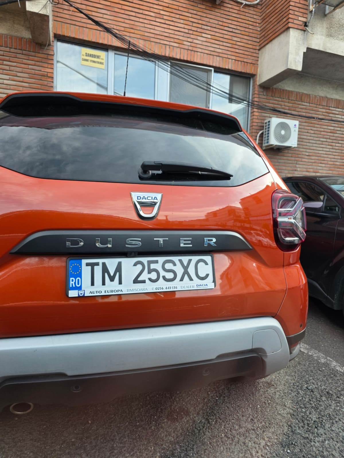 accidentul lui Lațcău, Dusterul SDM TM 25 SXC parcat în zona Pieței 700, la înregistrarea podcastului