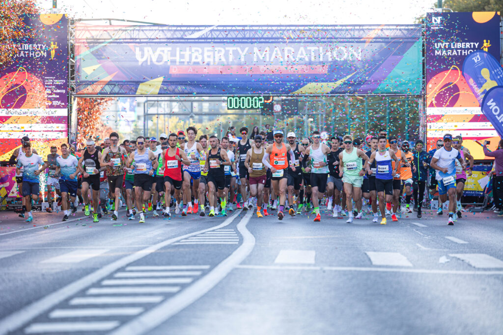 alergători la start sub arcul UVT Liberty Marathon, confetti în aer