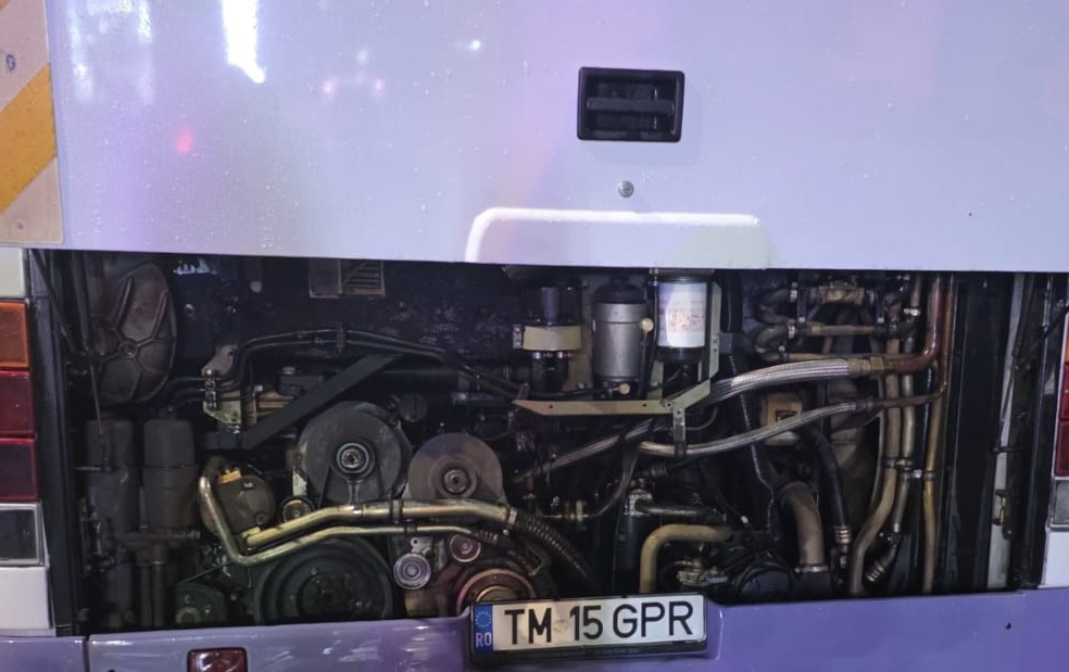 autobuzul TPT TM 15 GPR, cu compartimentul motorului deschis după incendiul de la Gara de Est