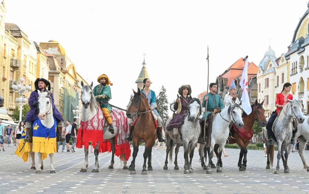 Călăreți în costume medievale pe cai, în Piața Victoriei din Timișoara