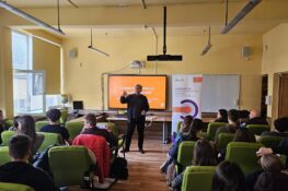 Caravana de Educație Financiară ajunge în licee din 27 de orașe, cu premii de 17.500 de euro