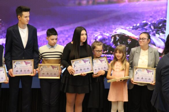 Zece nume grele și 20 de elevi silitori. Caravana Educației i-a premiat pe toți