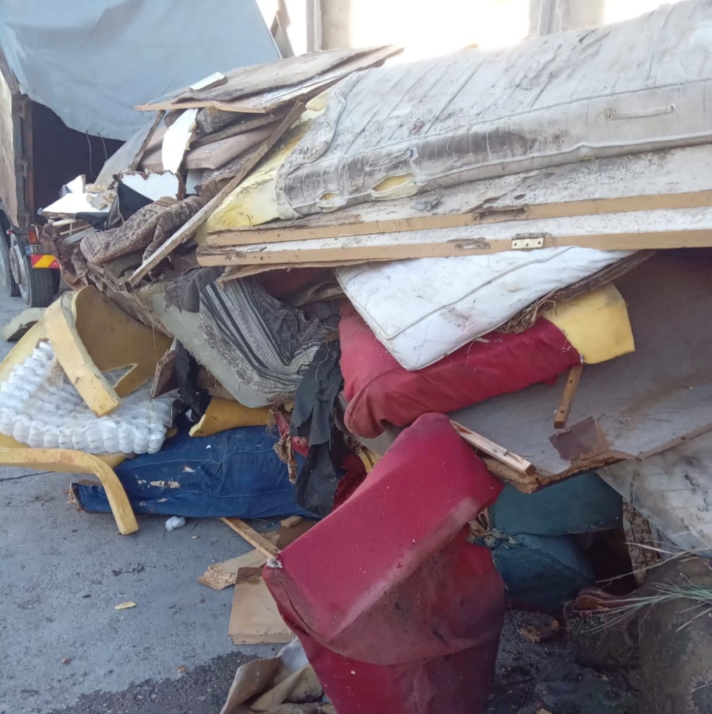 deșeuri voluminoase în camion Eco Serv Timiș, saltele și mobilier vechi