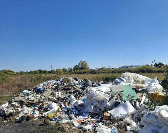 deseuri2 Grămadă de plastic, resturi de construcții și gunoi aruncate pe un câmp, la marginea orașului